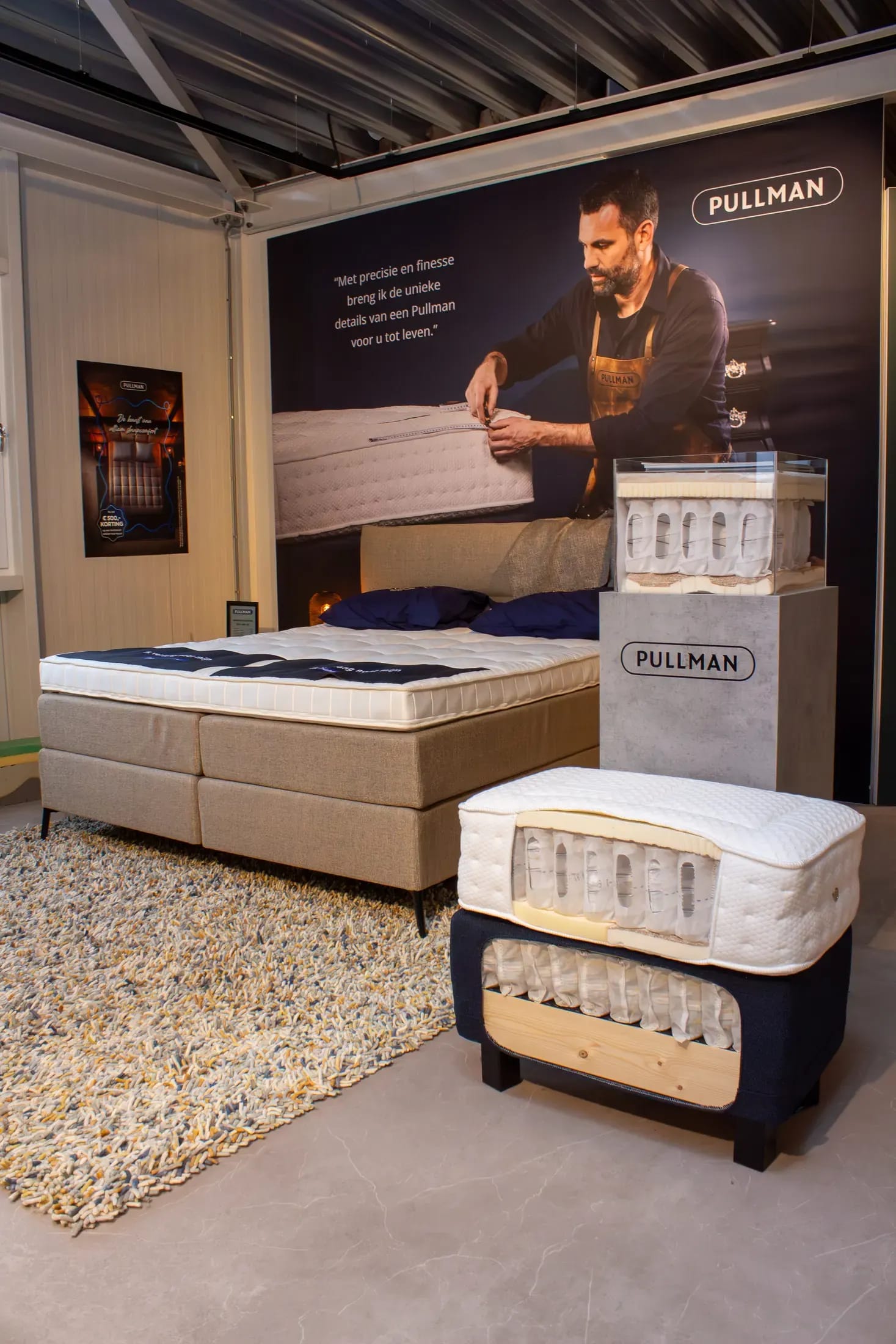 Pullman-presentatie in de showroom met een boxspring en doorsneden van pocketveermatrassen.