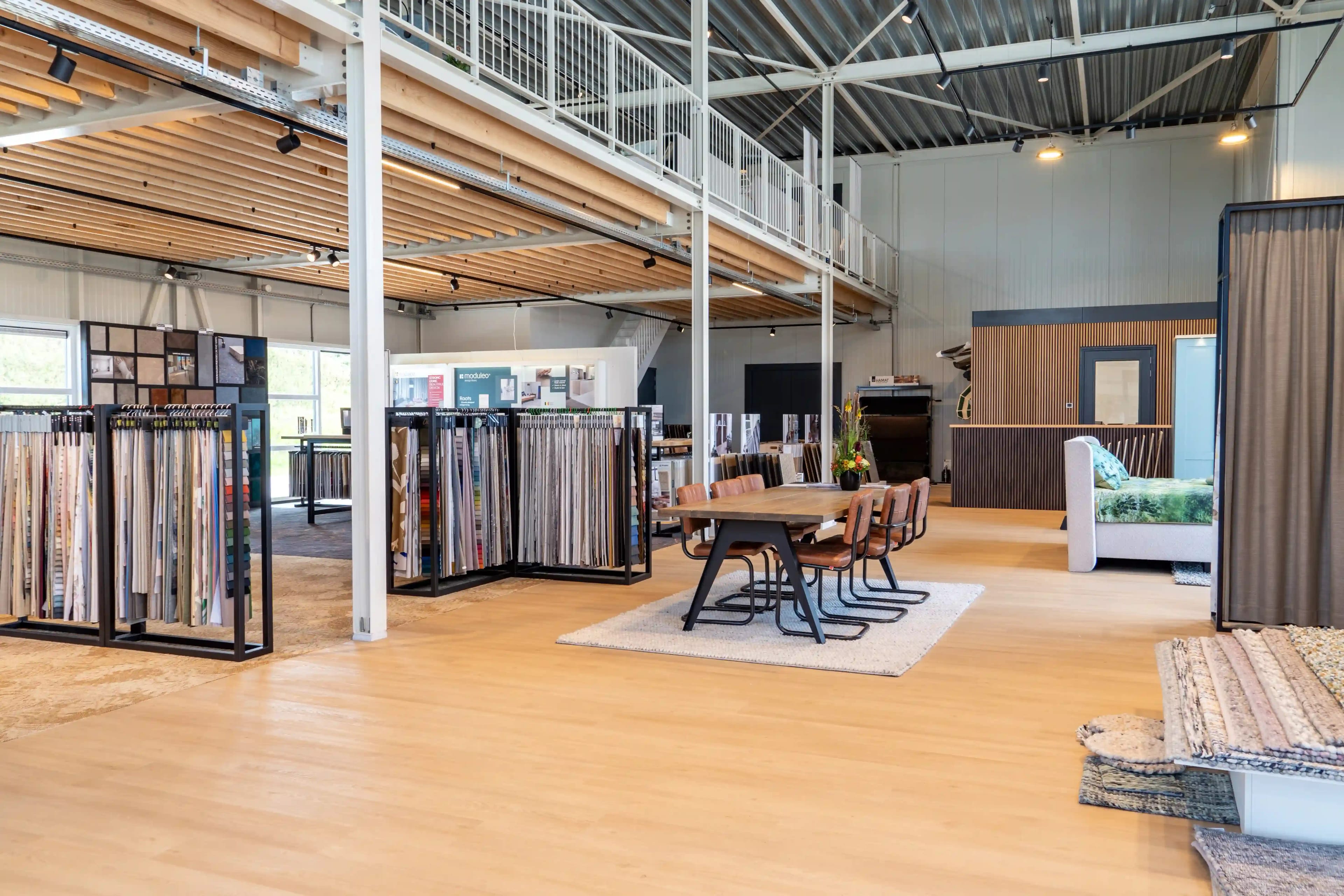 Showroom van Van Wieren in Franeker met houten vloer en vloerstalen — ontdek uw droominterieur.