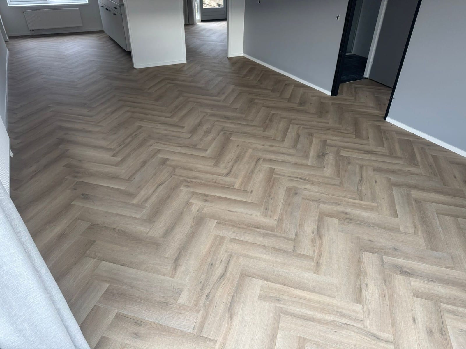 Compleet interieurproject met Duette Shades, visgraatvloer en tapijt – foto 1